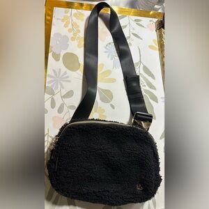 LULULEMON FLEECE EVERYWHERE BELT BAG 
2L - in Black/Gold